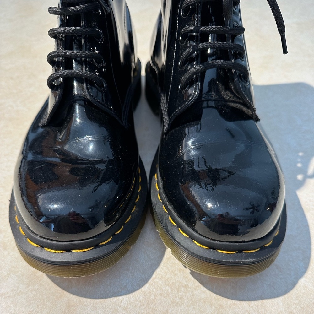 🎉FLASH SALE🎉 Dr. Martens Classic Patent Leather Combat Boots - Picture 3 of 7